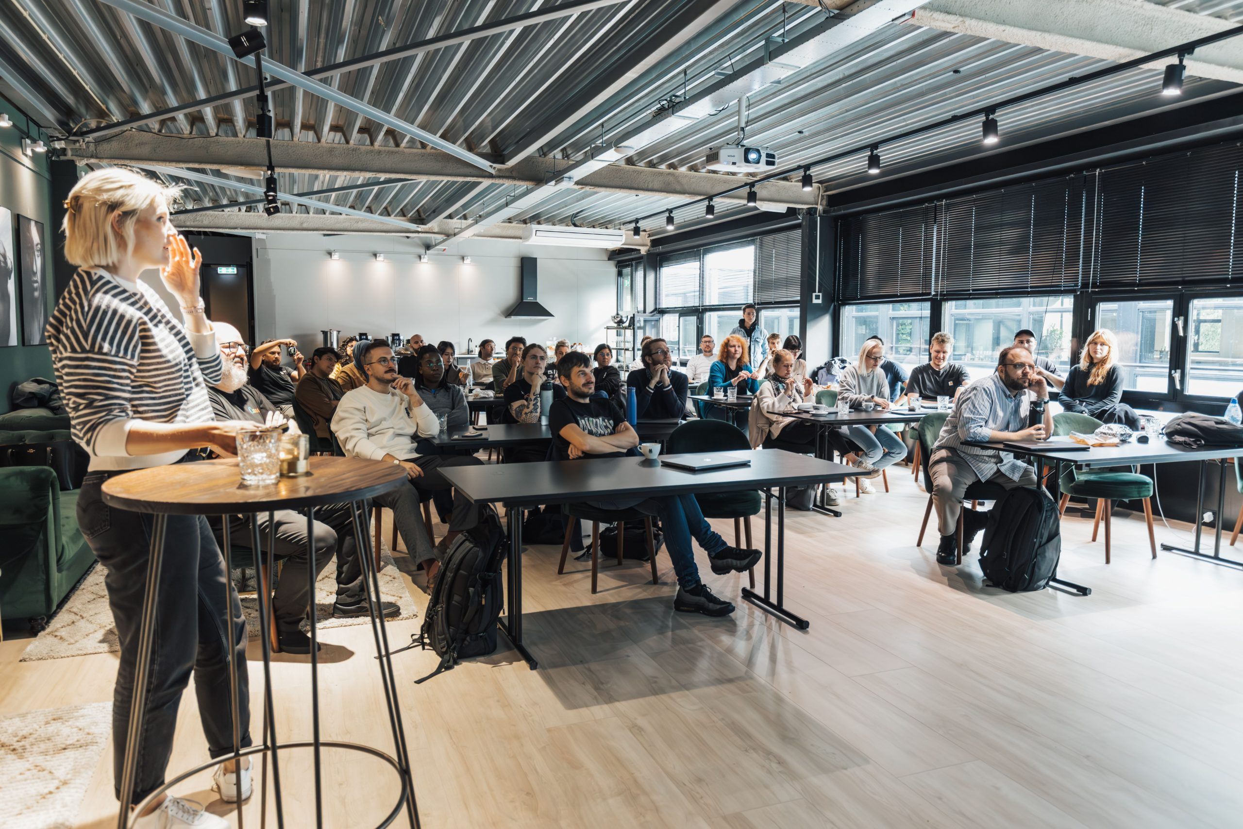 Deltagare på en företagskickoff som lyssnar på en presentation i Stockholm