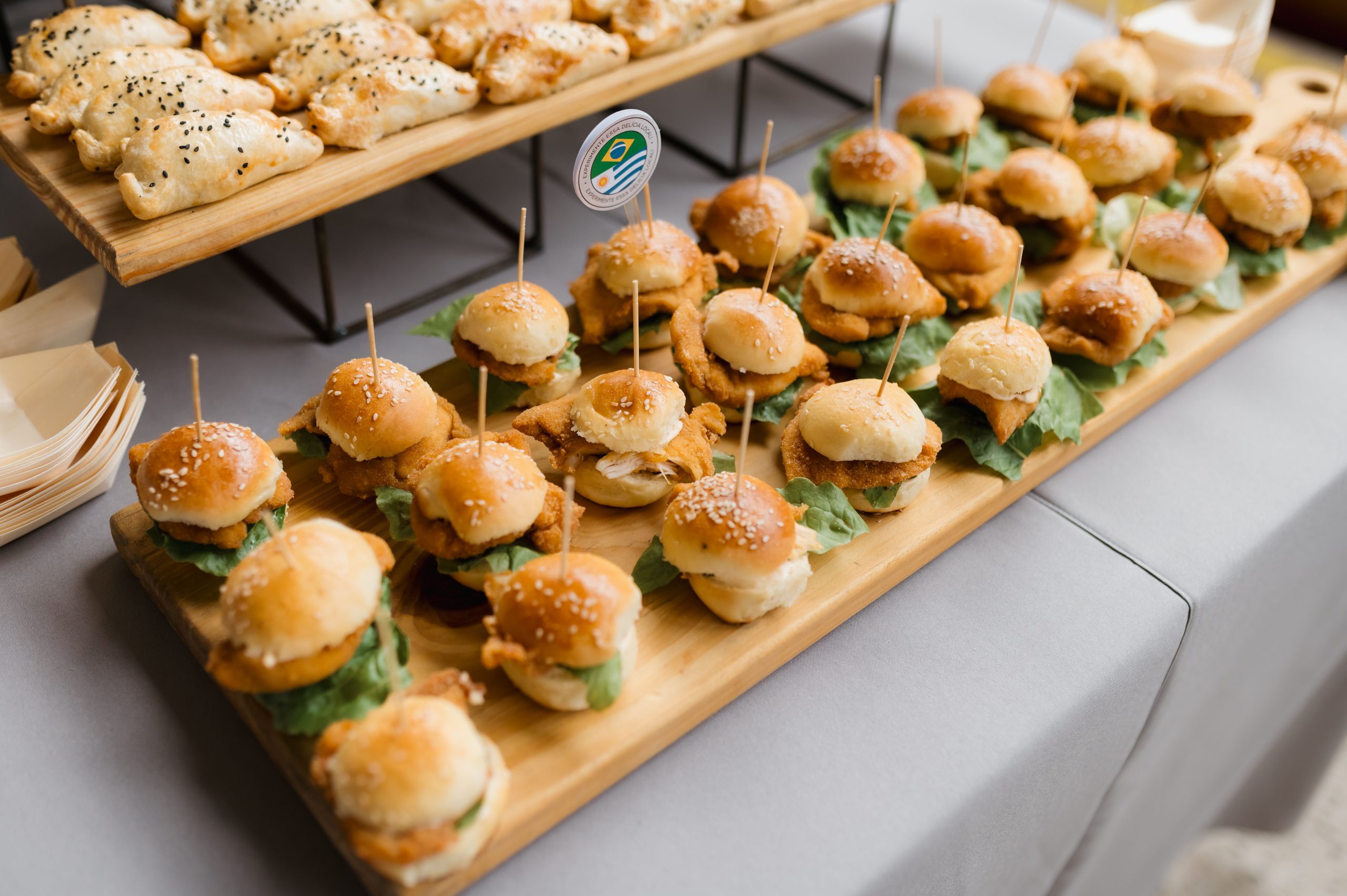Sliders och snacks på fat – perfekt fika och tilltugg till höstkickoffen